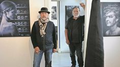 Wolfgang Gido (li.) und Robert Reis freuen sich über viele interessierte Besucher:innen ihrer Ausstellung.