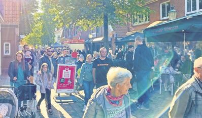 Gefüllte Straße, besondere Düfte und viel zu sehen - das erwartet die Besucher beim Ladenhütermarkt in Bremervörde.