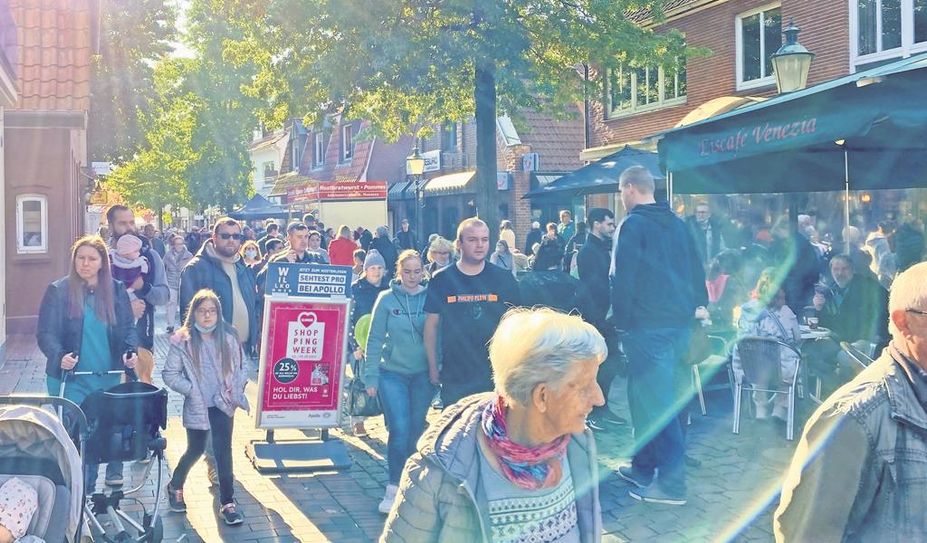 Gefüllte Straße, besondere Düfte und viel zu sehen - das erwartet die Besucher beim Ladenhütermarkt in Bremervörde.