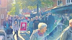 Gefüllte Straße, besondere Düfte und viel zu sehen - das erwartet die Besucher beim Ladenhütermarkt in Bremervörde.