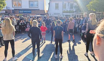 Die Kinder der Tanzschule Witassek zeigen ihr Können.