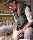 Die Kermikerin Ingrid-Ripke Bolinius arbeitet mit Porzellan.