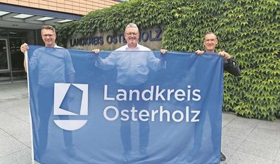 Matthias Dörmann von oblik identity design, Landrat Bernd Lütjen und Thorsten Milenz von der Touristikagentur sind zufrieden (v.l.).