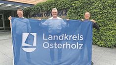 Matthias Dörmann von oblik identity design, Landrat Bernd Lütjen und Thorsten Milenz von der Touristikagentur sind  zufrieden (v.l.).