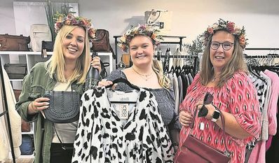 Beverly Bennöder (v. li.), Lisa Fiedler und Anke Klause haben sich schon auf Mittsommer eingestimmt.