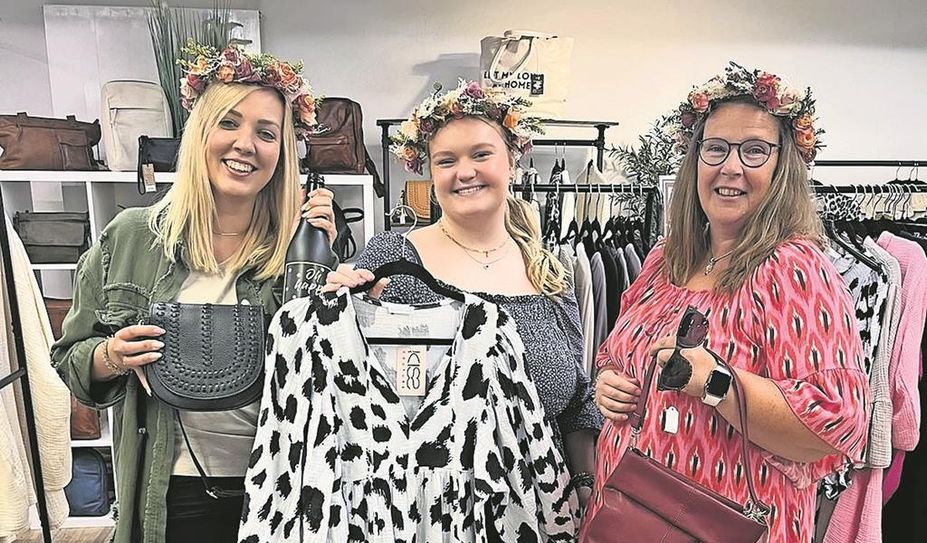 Beverly Bennöder (v. li.), Lisa Fiedler und Anke Klause haben sich schon auf Mittsommer eingestimmt.