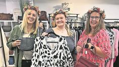 Beverly Bennöder (v. li.), Lisa Fiedler und Anke Klause haben sich schon auf Mittsommer eingestimmt.