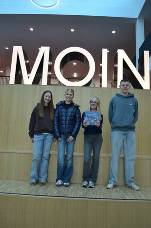 Vier „Plattrebellen“ gehen aktiell auf das Gymnasium und begrüßen sich typischerweise mit einem klaren „Moin“.