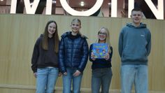 Vier „Plattrebellen“ gehen aktiell auf das Gymnasium und begrüßen sich typischerweise mit einem klaren „Moin“.