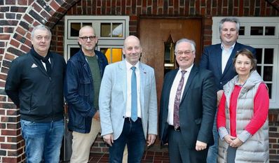 Sind sich einig, eine gute Lösung für die Unterbringung von Geflüchteten gefunden zu haben: Jan-Walter Feldmann, Thorsten Richter, Frank Bohling, Stefan Schwenke, Patrick Grotheer und Kerstin Raimund (von links). Foto: eb