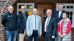 Sind sich einig, eine gute Lösung für die Unterbringung von Geflüchteten gefunden zu haben: Jan-Walter Feldmann, Thorsten Richter, Frank Bohling, Stefan Schwenke, Patrick Grotheer und Kerstin Raimund (von links). Foto: eb