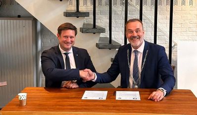 Mit einer neuen Urkunde wurde die Partnerschaft der beiden Gemeinden, die seit 1971 besteht, fortgesetzt.