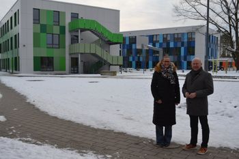 „Die Schulleitungen der Hauptschule und der Realschule begrüßen ausdrücklich die geplante Entstehung eines Bewegungsparks. Er wird den gemeinsamen Schulhof nicht nur deutlich erweitern, sondern ihn zugleich nachhaltig aufwerten. Dieses Projekt ist ein wichtiger Schritt in der positiven Entwicklung des gemeinsamen Schulstandorts und unterstreicht den Anspruch, Lernen, Bewegung und Gemeinschaft sinnvoll miteinander zu verbinden.“
Axel Müller, Schulleiter der Hauptschule, und Bettina Paquet, Schulleiterin der Findorff-Realschule