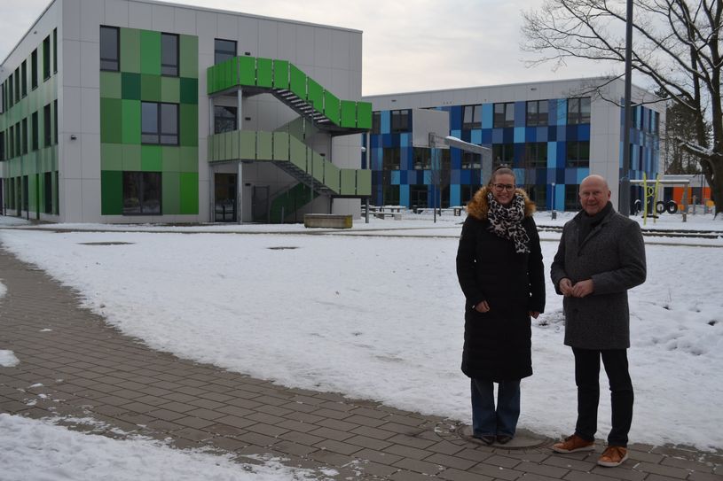 „Die Schulleitungen der Hauptschule und der Realschule begrüßen ausdrücklich die geplante Entstehung eines Bewegungsparks. Er wird den gemeinsamen Schulhof nicht nur deutlich erweitern, sondern ihn zugleich nachhaltig aufwerten. Dieses Projekt ist ein wichtiger Schritt in der positiven Entwicklung des gemeinsamen Schulstandorts und unterstreicht den Anspruch, Lernen, Bewegung und Gemeinschaft sinnvoll miteinander zu verbinden.“
Axel Müller, Schulleiter der Hauptschule, und Bettina Paquet, Schulleiterin der Findorff-Realschule