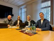 „Die Schulleitungen der Hauptschule und der Realschule begrüßen ausdrücklich die geplante Entstehung eines Bewegungsparks. Er wird den gemeinsamen Schulhof nicht nur deutlich erweitern, sondern ihn zugleich nachhaltig aufwerten. Dieses Projekt ist ein wichtiger Schritt in der positiven Entwicklung des gemeinsamen Schulstandorts und unterstreicht den Anspruch, Lernen, Bewegung und Gemeinschaft sinnvoll miteinander zu verbinden.“
Axel Müller, Schulleiter der Hauptschule, und Bettina Paquet, Schulleiterin der Findorff-Realschule