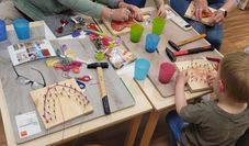 Am Werknachmittag bastelten die großen und kleinen Handwerkerinnen kreative Schlüsselbretter.