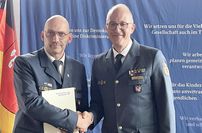 Eine Feierstunde mit vielen Grußworten und Glückwünschen für Oliver Chomse (links). Der THW-Landesbeauftragte Jörg Eger nahm die offizielle Ernennung vor.