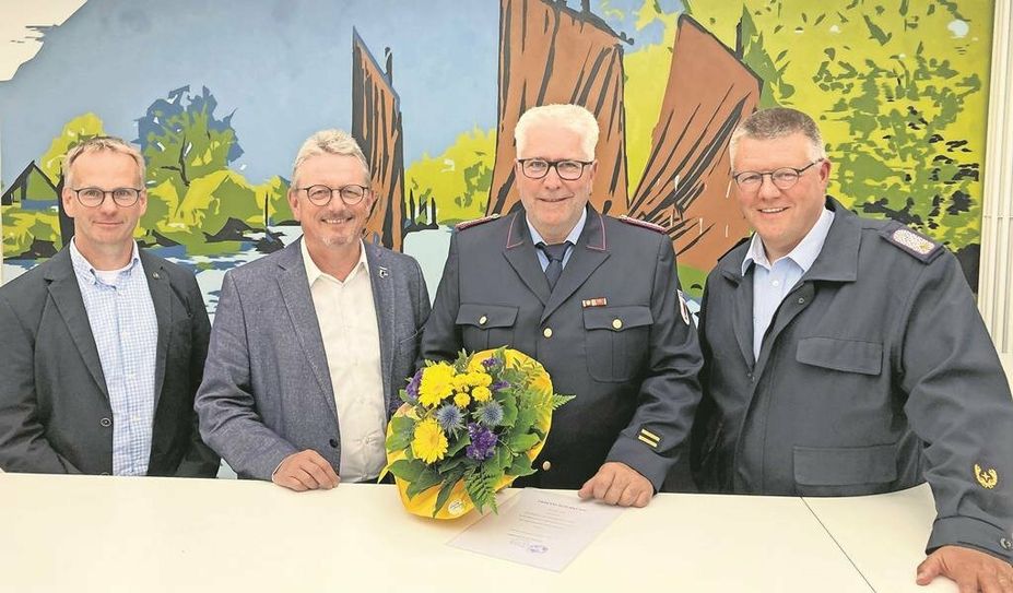 Freut sich auf sechs weitere Jahre in seiner Funktion: Jörg Laude (2.v.r.).