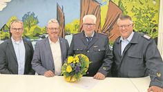 Freut sich auf sechs weitere Jahre in seiner Funktion: Jörg Laude (2.v.r.).