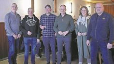 Im Rahmen der Jahreshauptversammlung des Lamstedter Angelvereins, der in diesem Jahr sein 50-jähriges Bestehen feiert, wurden für 25-jährige Mitgliedschaft vom stellvertretende Vorsitzenden Manfred Fanter (links) und dem Vorsitzenden Jörg Piegsa (rechts) Petra Klein, Sascha Rogalski, Dennis Brandt und Kai Hildebrandt (von rechts) geehrt. Es fehlt Jens Klein. Als Jahresbeste wurden bei  den Erwachsenen Burghard Hansen als Sieger vor Klaus Hinrich Tiedemann und Guido Bitter geehrt. Ehrennadeln erhielten auch Heiko Schmarje, Christian Martens, Ingo Toborg, Jörg Piegsa, Günter Weinert und Andrè Borchers. Bei der Jugend waren Philip Dittmer, Damian Wohlers und Lasse Schomaker erfolgreich.