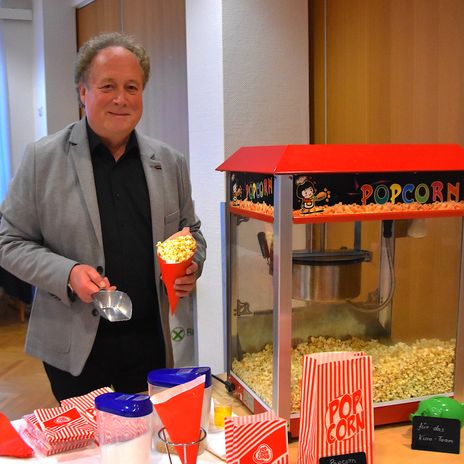 Mit viel Hingabe kümmert sich Hans Luettke mit seinem Team aus Ehrenamtlichen um das Kino.