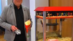 Mit viel Hingabe kümmert sich Hans Luettke mit seinem Team aus Ehrenamtlichen um das Kino.