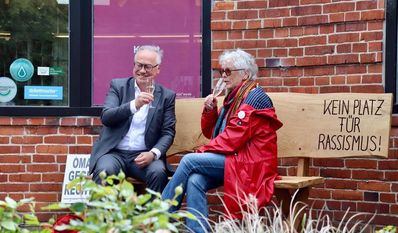 Nahmen als erste Platz: Bürgermeister Stefan Schwenke und Dörte Schnell.