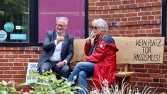Nahmen als erste Platz: Bürgermeister Stefan Schwenke und Dörte Schnell.