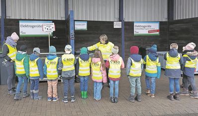Eine Führung über das Gelände der ASO erklärt Kindern den Abfallkreislauf.