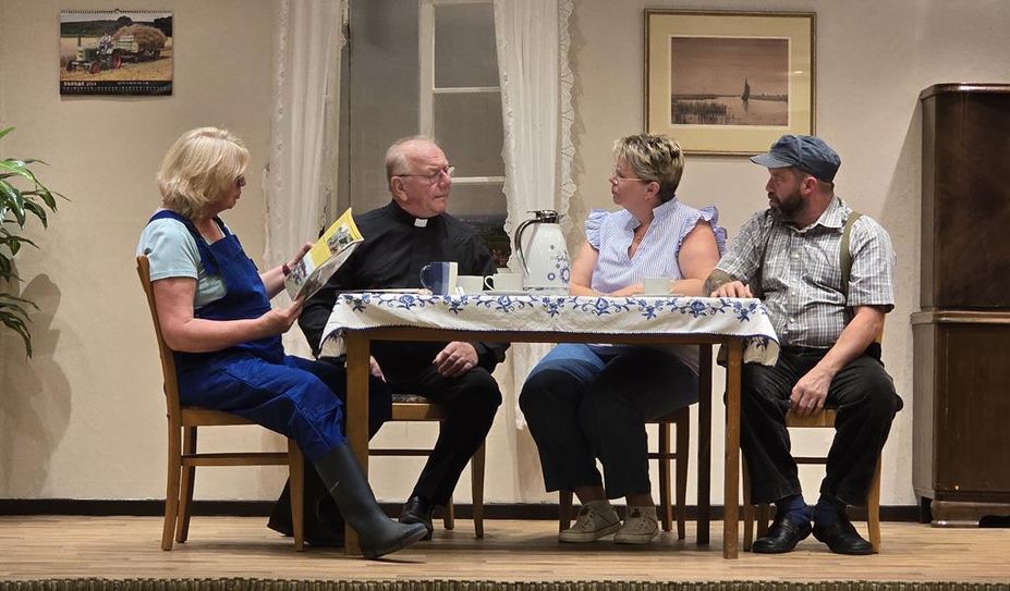Birthe Dührkop (Gabriele Renken), der Pastor (Günter Renken), Michaela Katzenauer (Martina Rahlfs) und Kuddel Dührkop (Matthias Becker) beraten sich.
