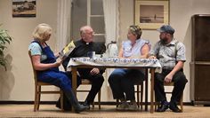 Birthe Dührkop (Gabriele Renken), der Pastor (Günter Renken), Michaela Katzenauer (Martina Rahlfs) und Kuddel Dührkop (Matthias Becker) beraten sich.