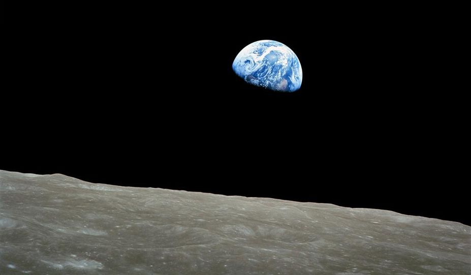 oben: „Earthrise“ ist der Name des NASA Fotos AS8-14-2383HR. rechts: die berühmte „Earthrise“ Briefmarke.