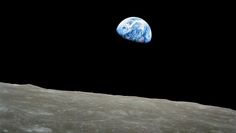oben: „Earthrise“ ist der Name des NASA Fotos AS8-14-2383HR. rechts: die berühmte „Earthrise“ Briefmarke.