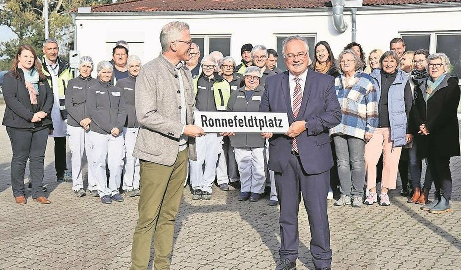 Große Freude bei Inhaber Jan-Berend Holzapfel und Bürgermeister Stefan Schwenke. Foto: akl