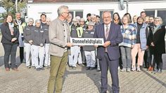 Große Freude bei Inhaber Jan-Berend Holzapfel und Bürgermeister Stefan Schwenke. Foto: akl