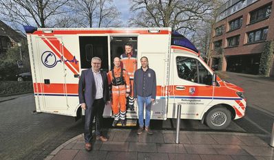 (v. l) Landrat Marco Prietz, Notfallsanitäter Marcel Will und Clemens Budde und Tobias Rosenbrock (ärztlicher Leiter Rettungsdienst)