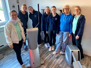 Bianca Holsten (2. v. l.) liebt ihre Arbeit mit ihrem Team im Gesundheitszentrum.