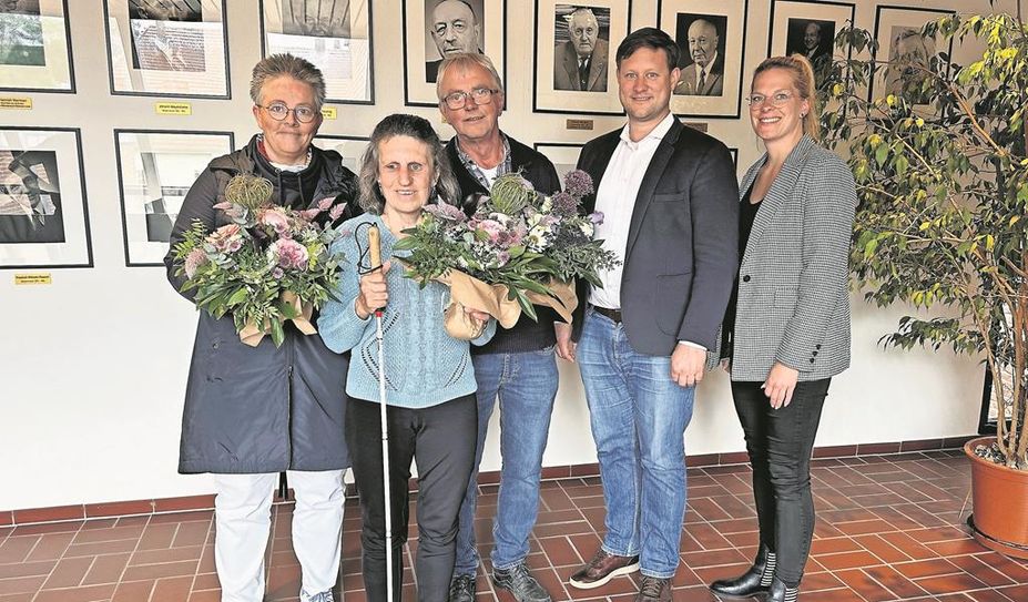 (v. l.) Sabine Kallmeyer, Anette Paul und Reinhard Seekamp werden von Bürgermeister Kim Fürwentsches und der Abteilungsleiterin für Soziales, Nina Bohm, begrüßt.