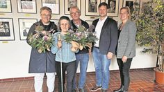 (v. l.) Sabine Kallmeyer, Anette Paul und Reinhard Seekamp werden von Bürgermeister Kim Fürwentsches und der Abteilungsleiterin für Soziales, Nina Bohm, begrüßt.