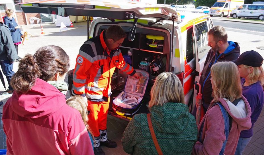 Beim Tag der offenen Tür waren alle Interessierten eingeladen, die neue Geschäftsstelle des DRK in der Bördestraße zu besuchen. Dort befindet sich auch die Lehrrettungswache.