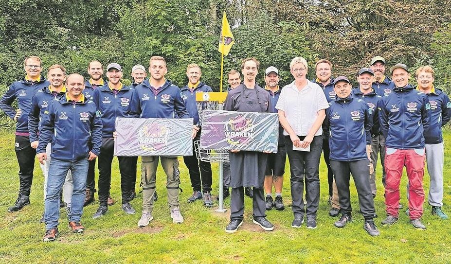 Bremervörde (eb). Das Restaurant Haus am See und das Unternehmen SP Bautenschutz haben die Discgolfer der Kraken Bremervörde mit neuen Trainingsjacken ausgestattet. Mit den hochwertig gestickten Hoodies starten sie bei den nächsten Turnieren einheitlich gekleidet. Die Kraken bedankten sich im Rahmen des letzten Turniers bei den Sponsoren vom Haus am See mit Küchenchef Martin Dodenhoff und Serviceleiterin Claudia Wohltmann sowie Simon Pzilllas von SP Bautenschutz mit einem Präsent für die großzügige Unterstützung.
