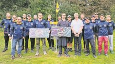Bremervörde (eb). Das Restaurant Haus am See und das Unternehmen SP Bautenschutz haben die Discgolfer der Kraken Bremervörde mit neuen Trainingsjacken ausgestattet. Mit den hochwertig gestickten Hoodies starten sie bei den nächsten Turnieren einheitlich gekleidet. Die Kraken bedankten sich im Rahmen des letzten Turniers bei den Sponsoren vom  Haus am See mit Küchenchef Martin Dodenhoff und Serviceleiterin Claudia Wohltmann sowie Simon Pzilllas von SP Bautenschutz mit einem Präsent für die großzügige Unterstützung.