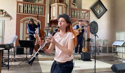 Sie weiß, ihr Publikum mitzureißen: Magdalena Abrams. Sie spielt bei Mischpoke Klarinette und Bassklarinette.