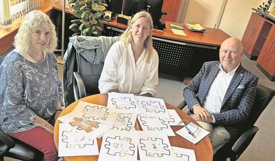 Petra Fischer (links) und Claudia Brandtjen vom Kinderschutzbund bei der Übergabe mit Michael Hannebacher.