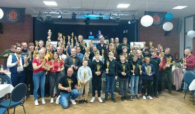 Stolz präsentieren die Sieger ihre Pokale bei der Abschlussfeier.