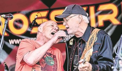 Osterholz-Scharmbeck (red). Die Band Crossfire hat jede Menge Rock-Klassiker von AC/DC, Steppenwolf, Dire Straits und Tom Petty im Programm. Der besondere Kick ist jedoch, dass sie die Lieder mit eigenen deutschen Texten covern. Daneben gibt es eigene Werke wie „Heut‘ Nacht“ und „Halt mich fest“. Zusammen ergibt das ein Programm voller Rockmusik amerikanischer Prägung mit Gitarren, Keyboards, Bass, Schlagzeug und Percussion, abgerundet durch mehrstimmigen Gesang. Die Band tritt am Samstag, 18. November, um 20 Uhr im Kulturzentrum (KuZ) auf. Der Eintritt ist frei. Weitere Informationen gibt es unter crossfire-bremen.de und kuz-ohz.de.