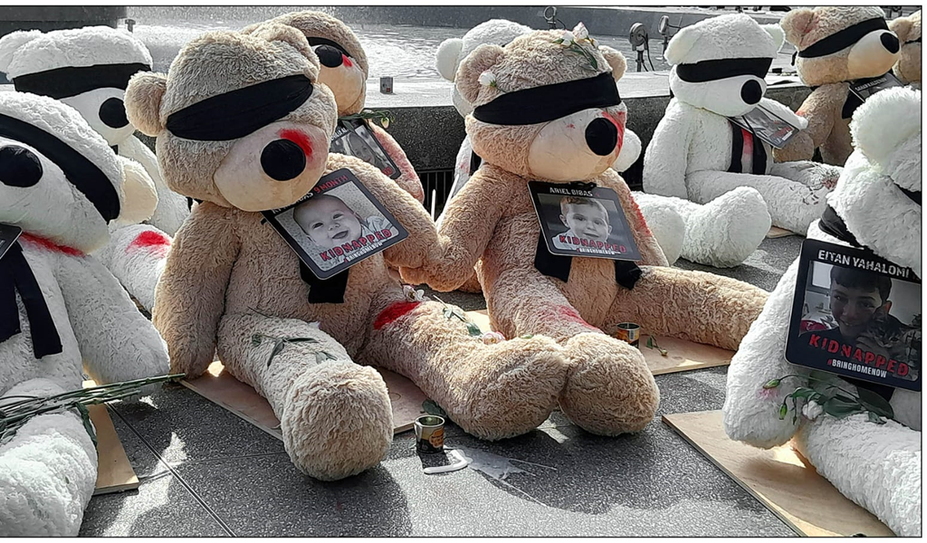 Am 7. Oktober 2023 verschleppte die Hamas über 250 Geiseln. Heute sind noch 100 von ihnen in Geiselhaft, darunter auch der vierjährige Ariel und sein neun Monate alter Bruder Kfir.