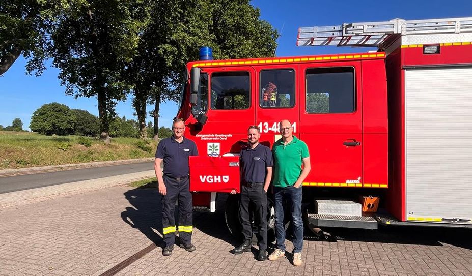 Auf dem Bild zu sehen sind: Oerels Ortsbrandmeister Olaf Haack, Lukas Brunckhorst und VGH Vertreter Kai Klintworth.
