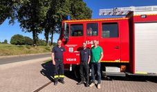 Auf dem Bild zu sehen sind: Oerels Ortsbrandmeister Olaf Haack, Lukas Brunckhorst und VGH Vertreter Kai Klintworth.