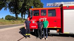 Auf dem Bild zu sehen sind: Oerels Ortsbrandmeister Olaf Haack, Lukas Brunckhorst und VGH Vertreter Kai Klintworth.